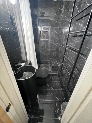 Suihku, hiustenkuivaaja, pyyhkeet, vessapaperi