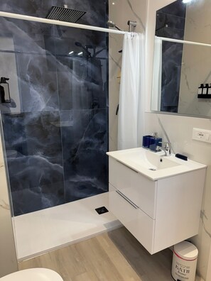 Shower, bidet, soap, toilet paper - Sunny Sands Apartment (Livorno)