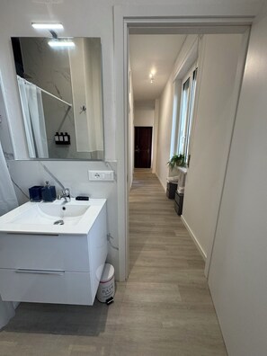 Doccia, bidet, sapone, carta igienica