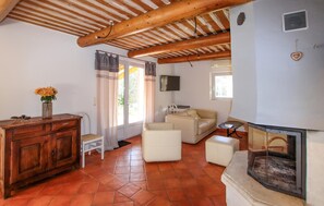 Fireplace - 4 bedroom nice home in Apt (Apt)