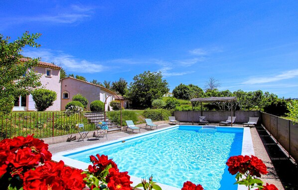 Pool - 4 bedroom nice home in Apt (Apt)