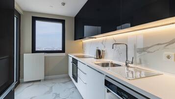 Fridge, oven, stovetop, coffee/tea maker