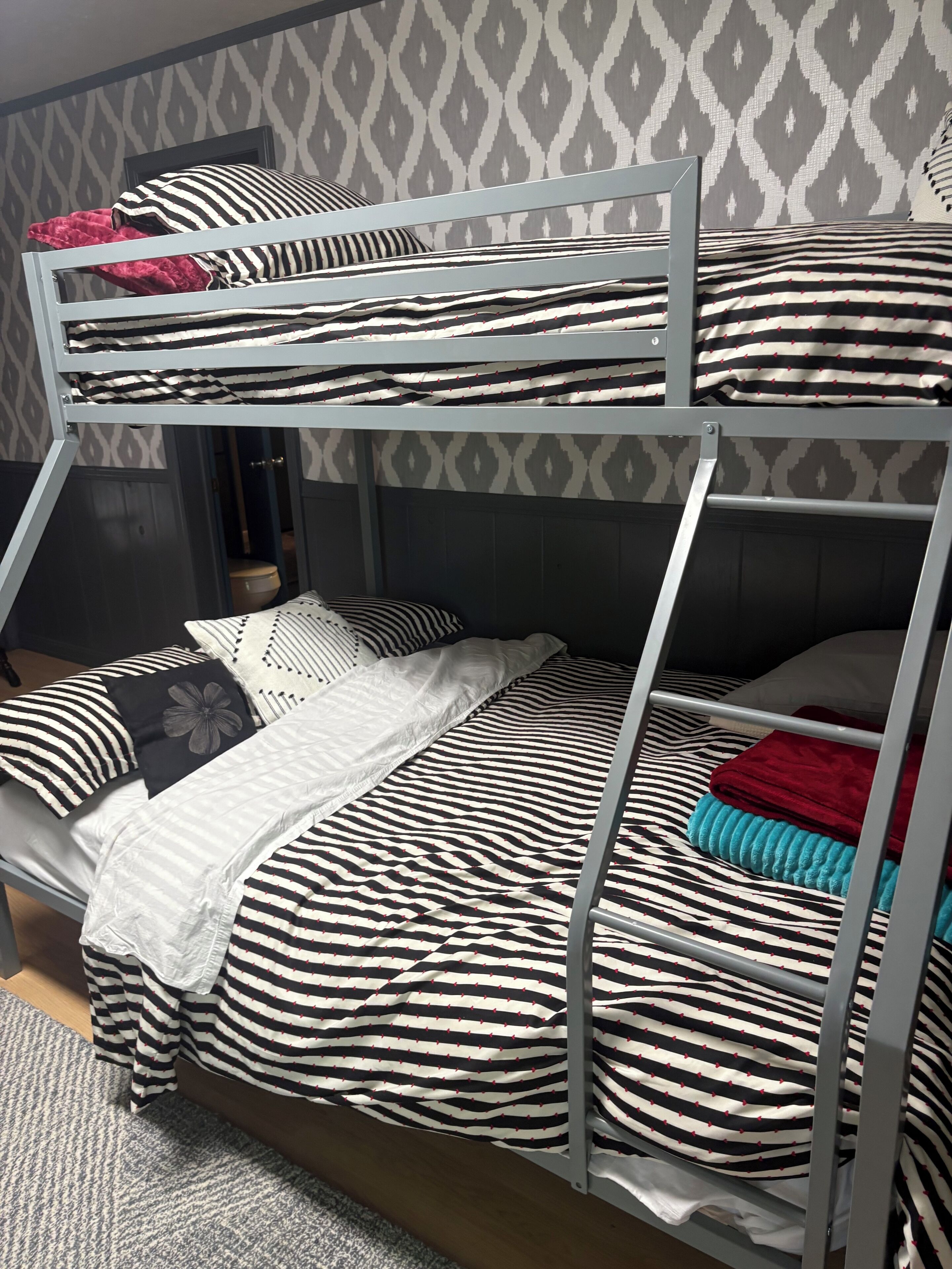 3 bedrooms, iron/ironing board, free WiFi, bed sheets