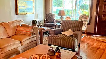 Een smart-tv, boeken en een stereo