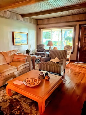 Smart-tv, böcker och en stereo