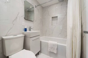 Suihku, hiustenkuivaaja, pyyhkeet, saippua