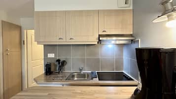 Een magnetron, een vaatwasser, een koffiezetapparaat/waterkoker