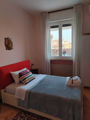 In-room safe, blackout curtains, iron/ironing board - califano (Verona)