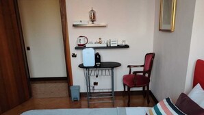 Zimmersafe, Verdunkelungsvorhänge, Bügeleisen/Bügelbrett