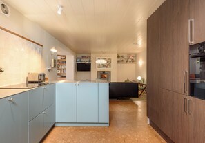 Réfrigérateur, micro-ondes, four, lave-vaisselle