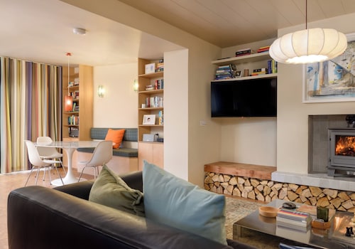 Stylish two-bedroom apartment with views of North Berwick Law. Sleeps 4.