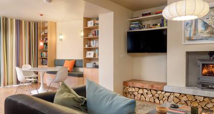 Stylish two-bedroom apartment with views of North Berwick Law. Sleeps 4.