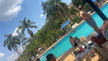 Piscina externa, funciona das 8h às 18h, guarda-sóis, espreguiçadeiras