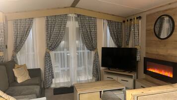 Nhà gỗ | Khu phòng khách | TV, lò sưởi