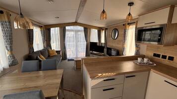 Nhà gỗ | Khu phòng khách | TV, lò sưởi