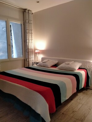2 chambres, coffre-fort, fer et planche à repasser