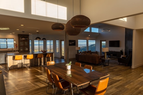 Hilltop House with Vineyard, Infinity Pool, and Panoramic Views