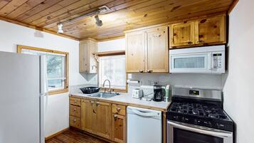 Condo, 1 Bedroom | Private kitchen