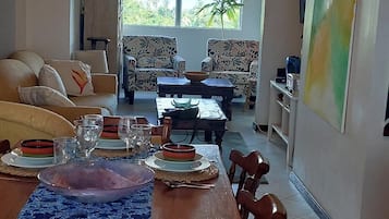 Apartment, 2 Bedrooms, Balcony, Garden View | Dining room