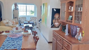 Apartamento, 2 quartos, sacada, vista para o jardim | Sala de jantar