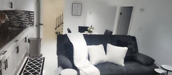 Take it easy at this unique and tranquil getaway. Free Wifi, Free street Parking