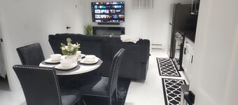 Take it easy at this unique and tranquil getaway. Free Wifi, Free street Parking