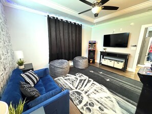 Smart TV, chimenea, videojuegos, libros