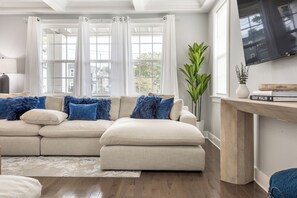 Smart TV, caminetto, videogiochi, libri