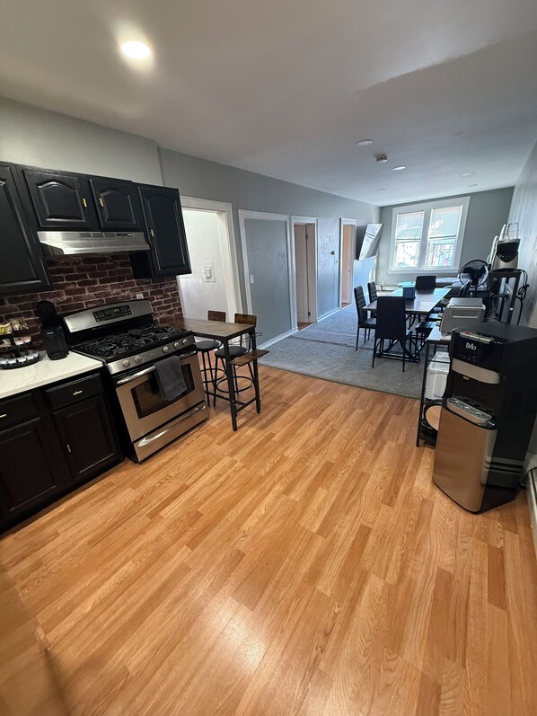 Micro-ondes, four, plaque de cuisson, blender