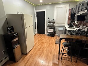 Micro-ondes, four, plaque de cuisson, blender