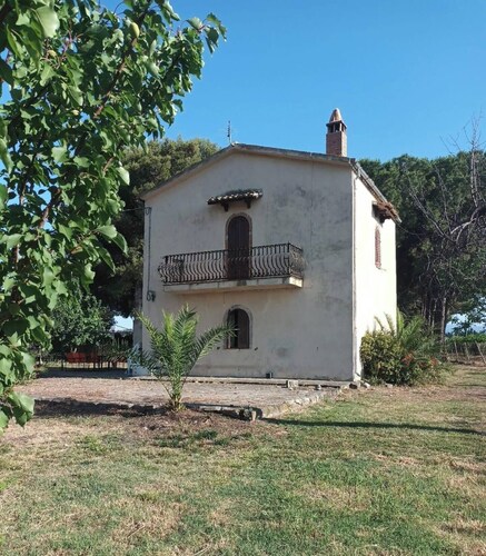 House in the greenery of a large citrus grove, private access to the beach.Relaxation and peace!