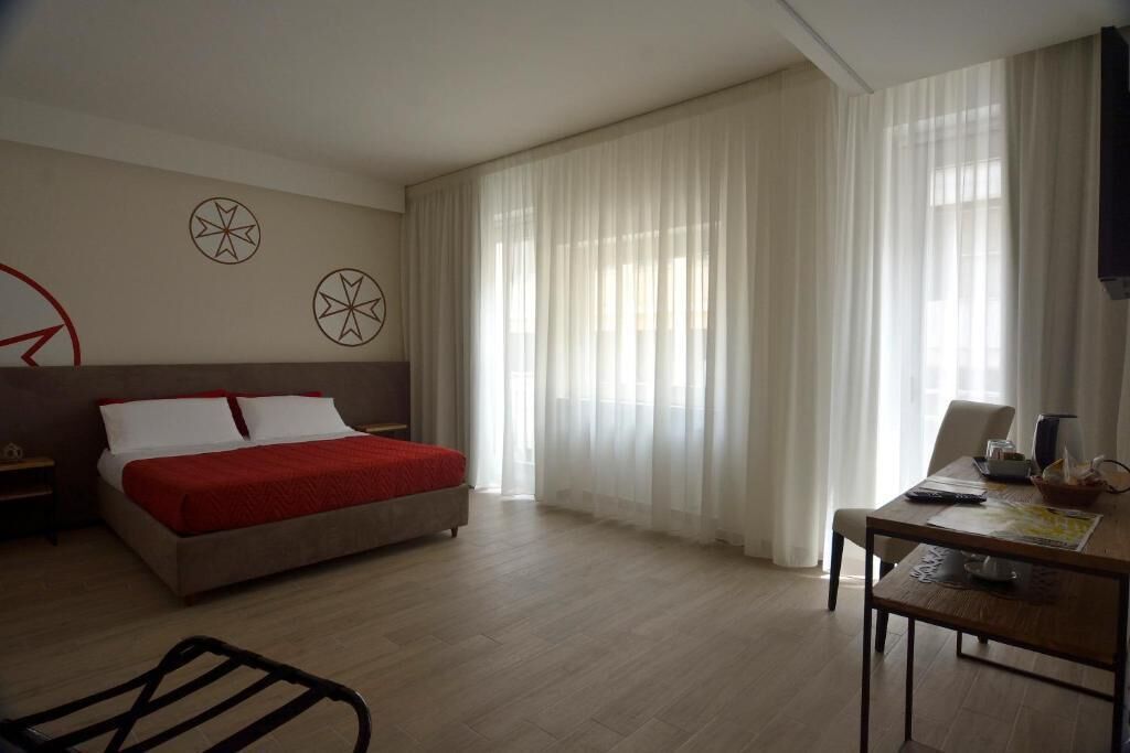 Desk, laptop workspace, soundproofing, free WiFi