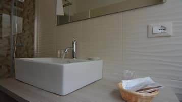 Habitación Deluxe | Baño | Regadera, secadora de cabello, toallas, jabón