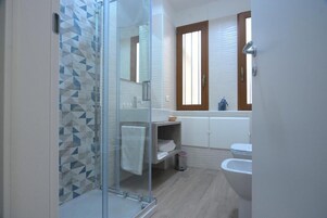 Ducha, secador de pelo, toallas y jabón