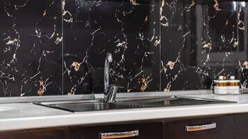 Kühlschrank, Ofen, Herdplatte, Wasserkocher mit Kaffee-/Teezubehör