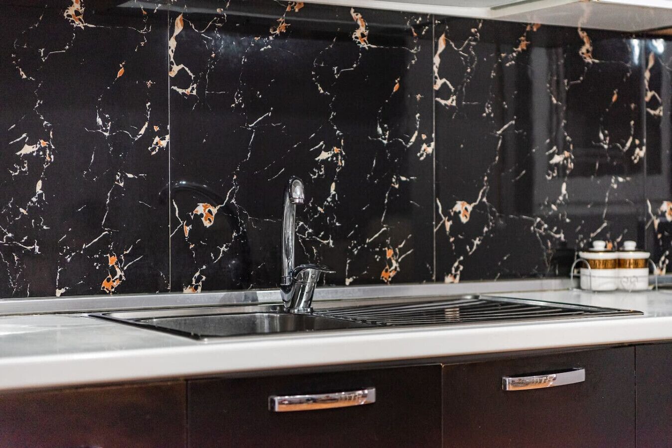 Réfrigérateur, four, plaque de cuisson, cafetière/bouilloire