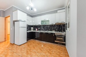 Refrigerador, horno, parrilla de estufa y cafetera y tetera 