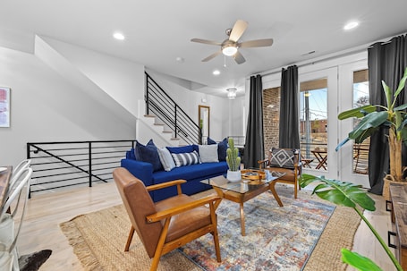 Smart TV, video games. Minutes from Broadway, Private Game Room, and Geodis Park- The Denim Den