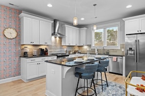 Réfrigérateur, micro-ondes, four, plaque de cuisson