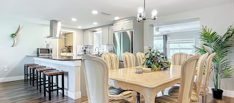 8 Minutes to SIESTA BEACH! 3-bedrm Oasis in Sarasota - Kng, Queen, 2 full beds