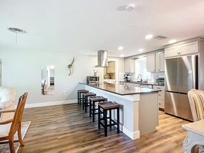 Kylskåp, mikrovågsugn, ugn och spishäll