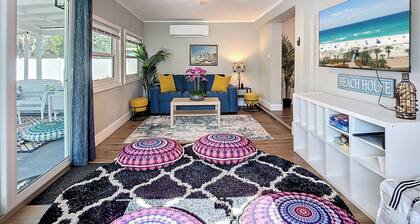 8 Minutes to SIESTA BEACH! 3-bedrm Oasis in Sarasota - Kng, Queen, 2 full beds