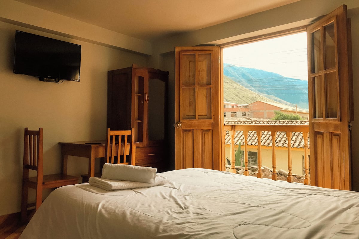 Habitación estándar con 1 cama matrimonial o 2 individuales, vista a la montaña | Wifi gratis