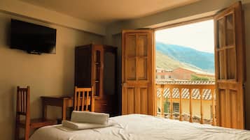 Habitación estándar con 1 cama matrimonial o 2 individuales, vista a la montaña | Wifi gratis
