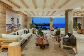 Flat-screen TV - Stunning Condo in Cabo with Ocean Views (San José del Cabo)