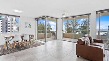 Apartamento, 2 quartos, vista para o mar | Opções para refeição no quarto