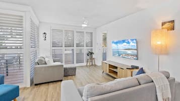 Apartamento, 3 quartos, vista para a piscina | Área de estar | Smart TV 55 polegadas com canais a cabo