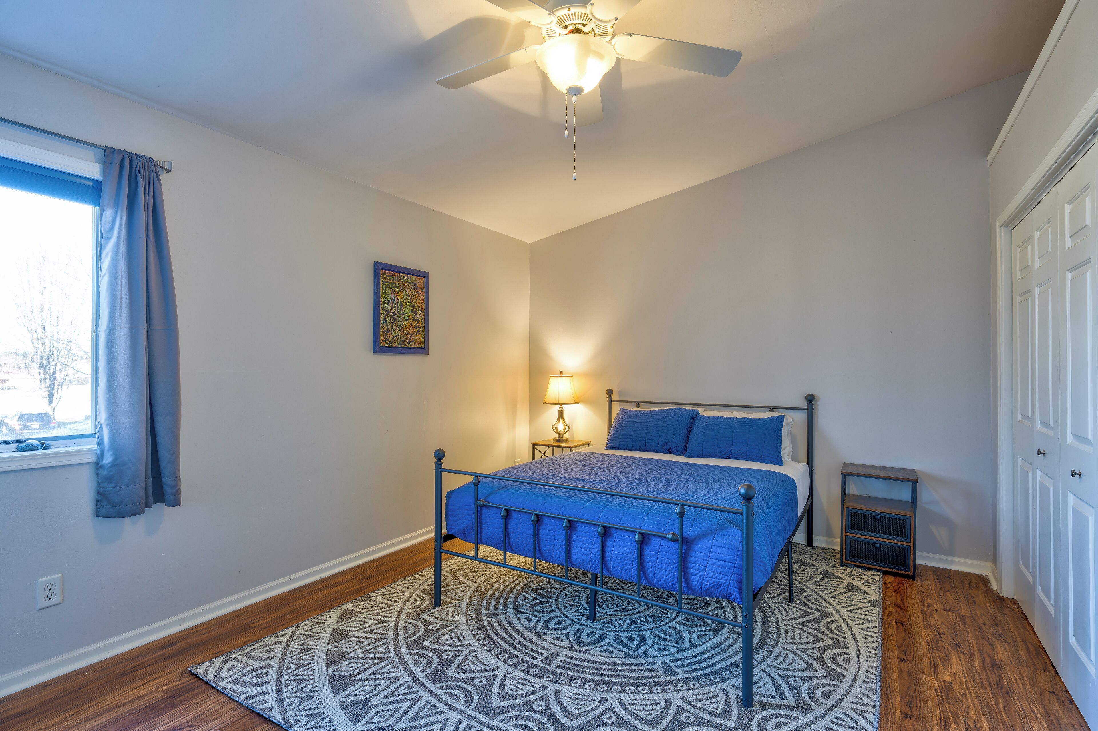 3 quartos, escrivaninha, ferros/tábuas de passar roupa