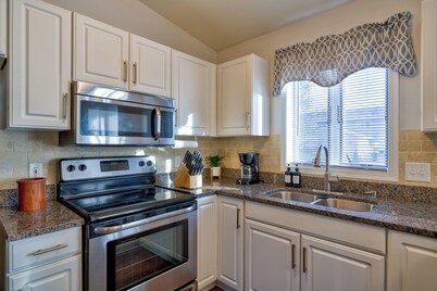 Bright, Private 3BR Duplex Unit with Parking in Cottage Grove