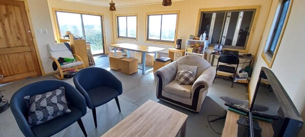 TV, books, stereo - Cozy cabin for 6 people on the beachfront of La Trinchera Beach (Curepto)